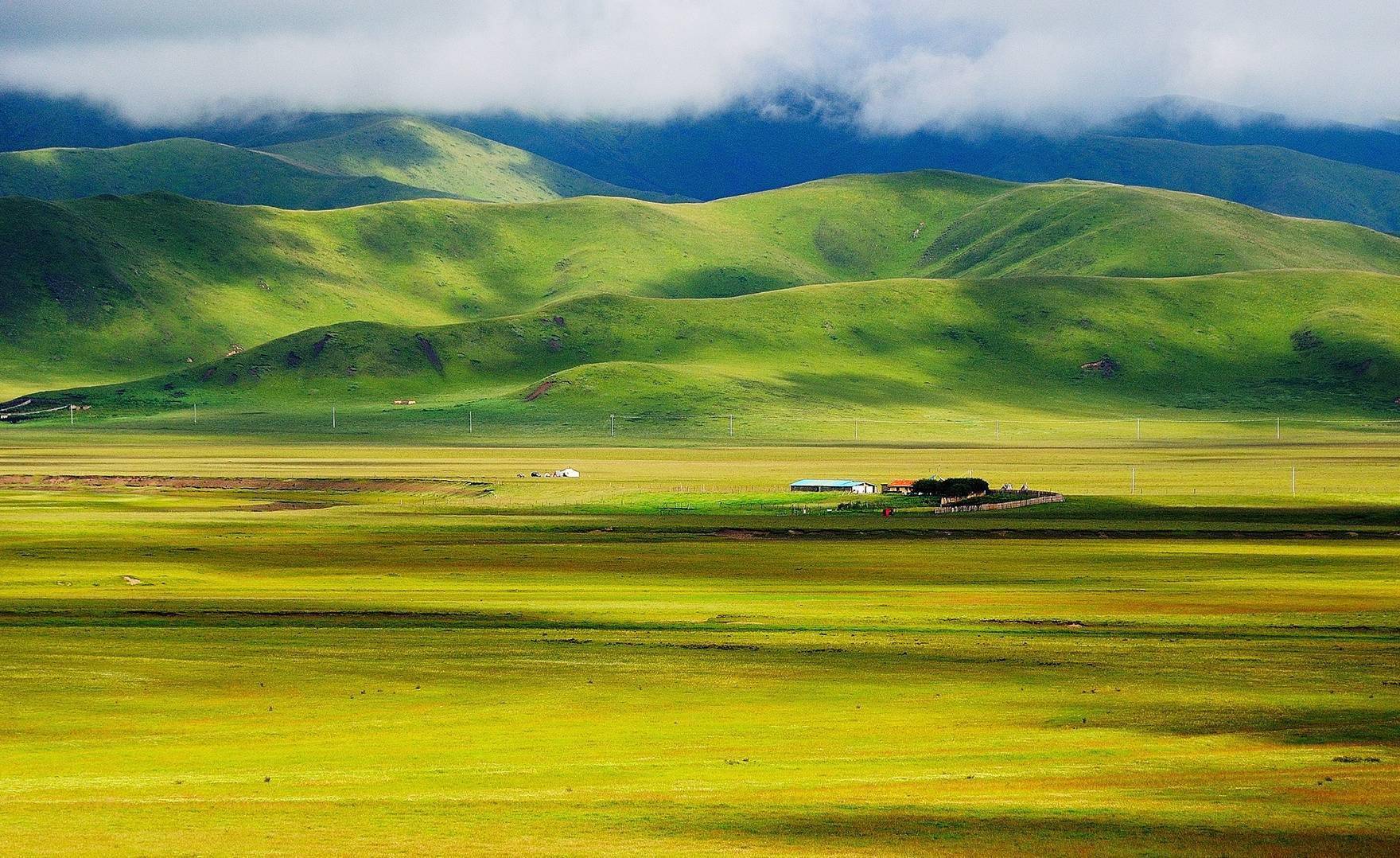 Rolling green grasslands of the Tibetan plateau in Western Sichuan